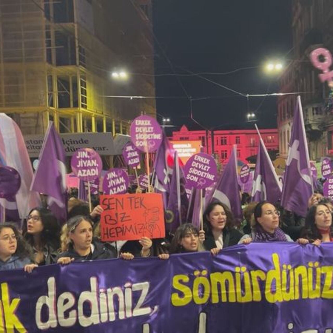 Taksim’de kadına şiddete karşı yürüyüş