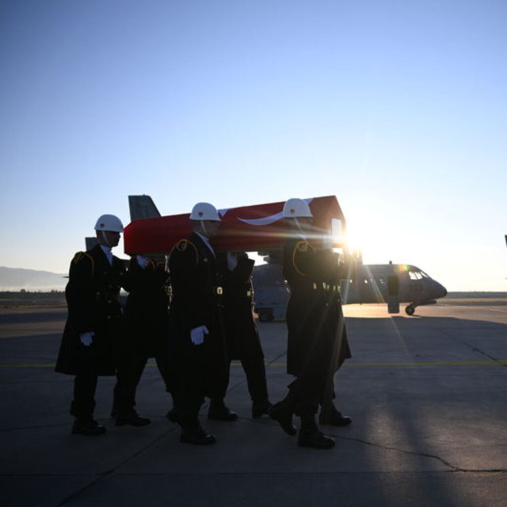 Türkiye şehitlerine ağlıyor… Kahramanlara veda…