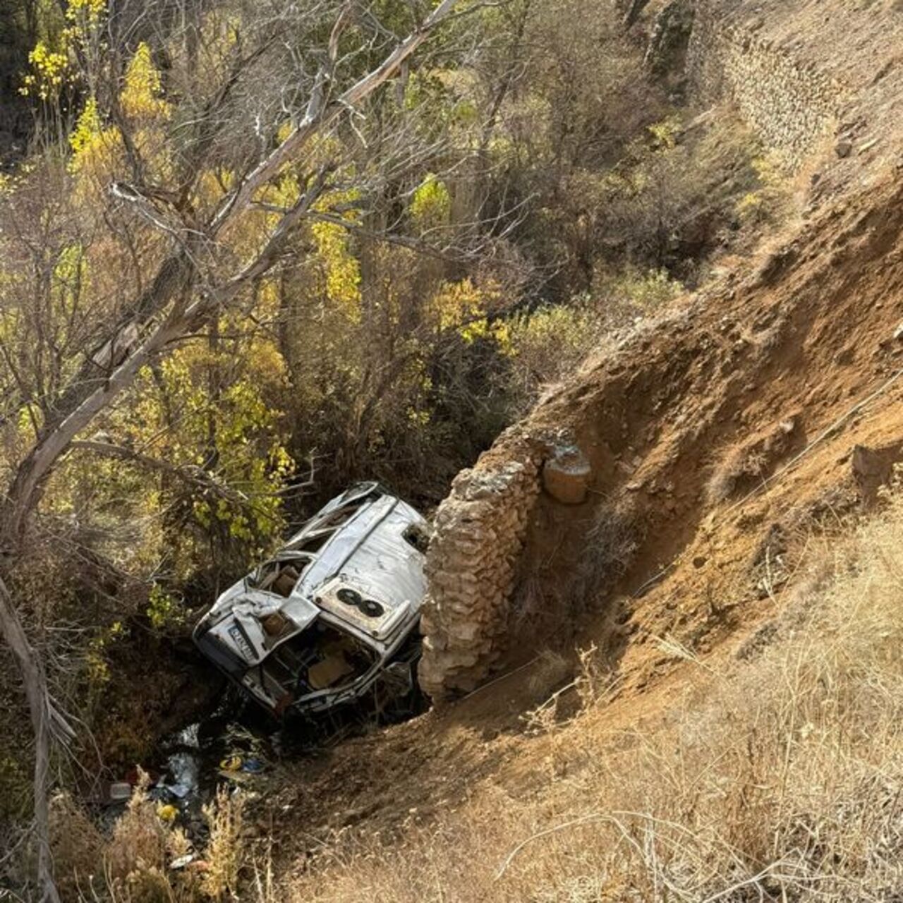 Uçurumda facia! 13 öğrenci yaralandı!