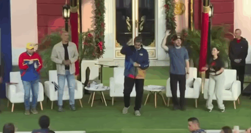 Ülkesi kuşatma altında olan Maduro, bastırdığı halkının karşısında dans etti