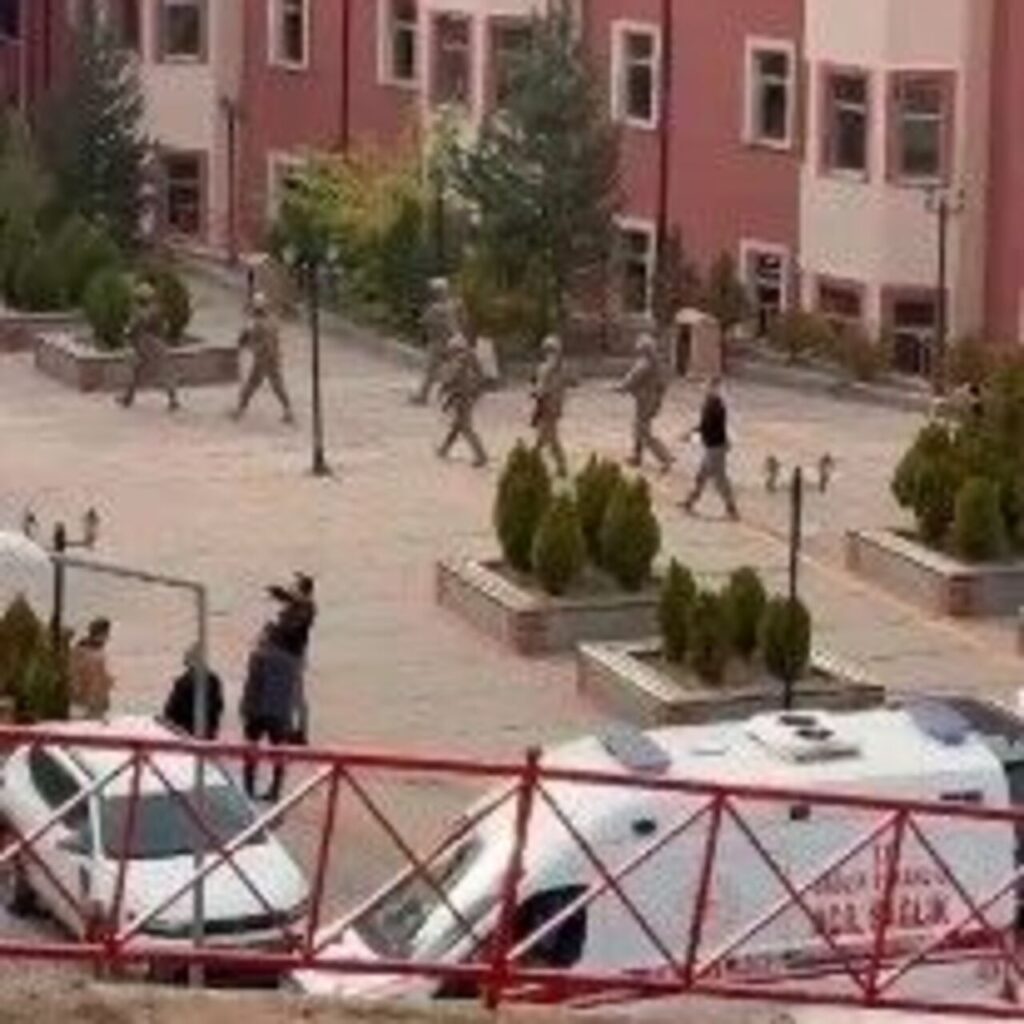 Üniversitede rehine krizi!