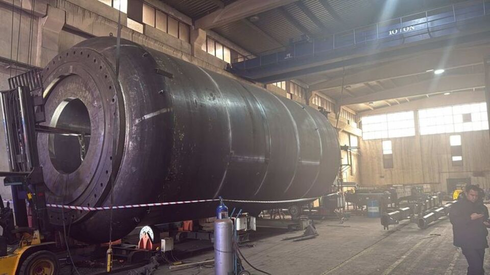 3 tonluk levhanın altında kaldılar!