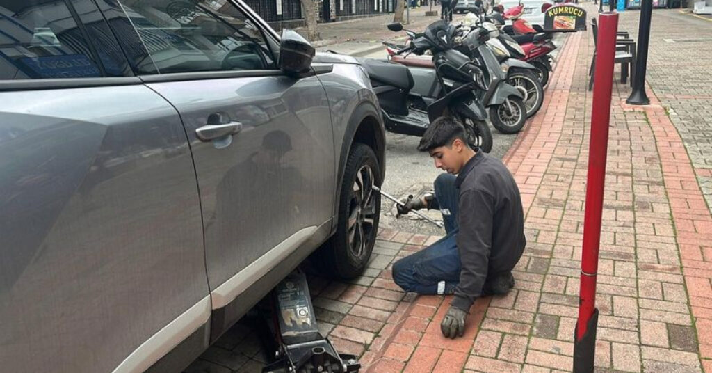 20 aracın lastikleri kesildi