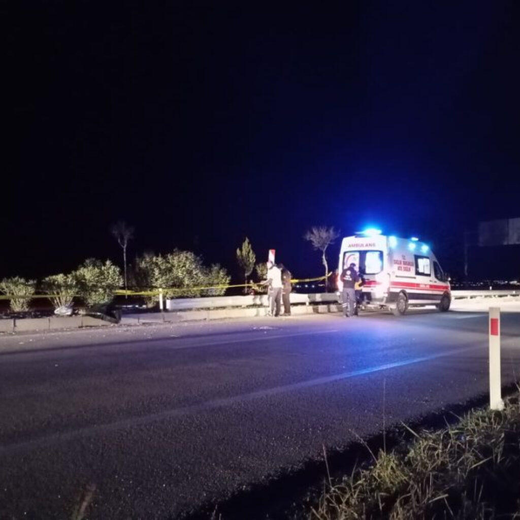 Adana’da motosiklet refüje çarptı: 1 ölü, 1 ağır yaralı