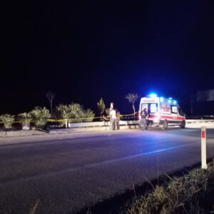 Adana’da motosiklet refüje çarptı: 1 ölü, 1 ağır yaralı