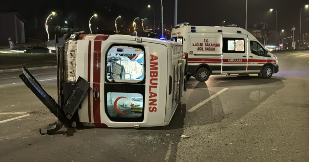 Ambulans ile otomobil çarpıştı; 3 sağlık çalışanı yaralandı