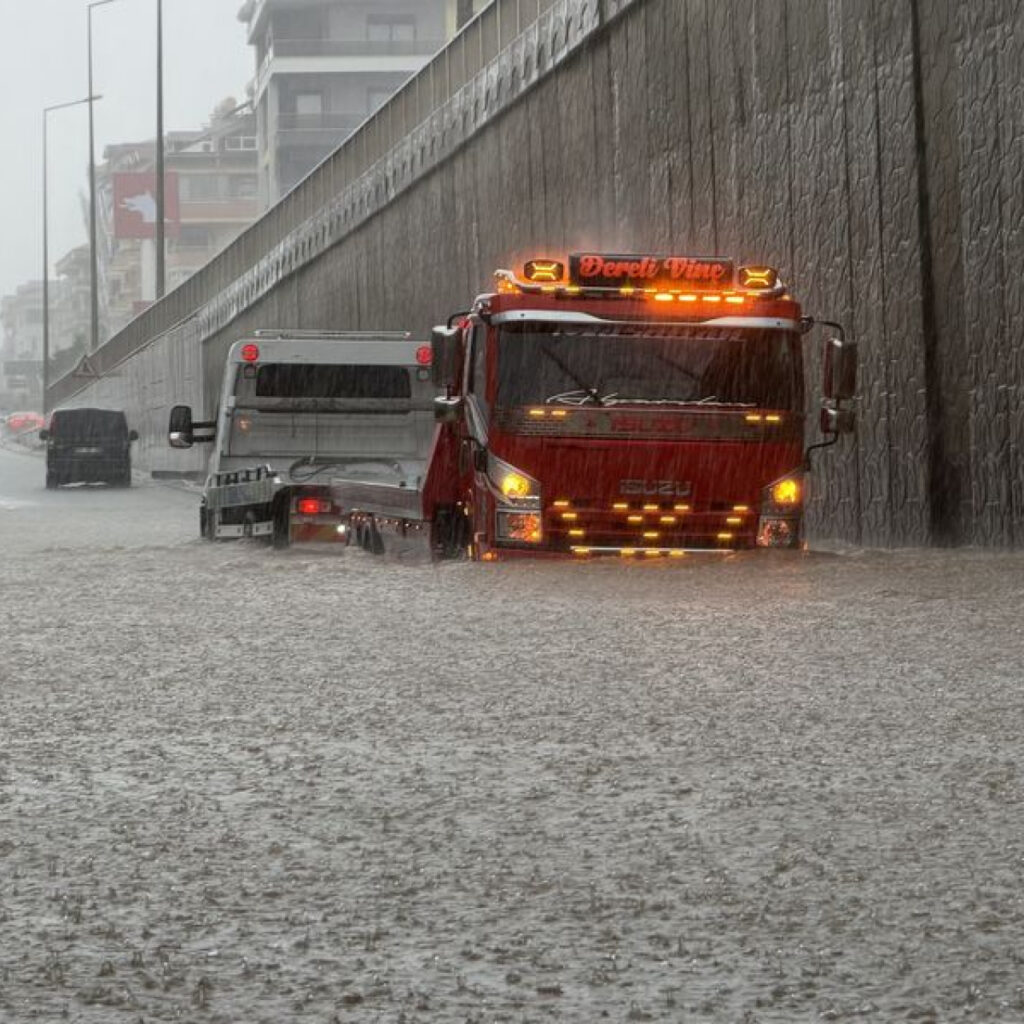 Antalya’da sağanak! 8 kişi kurtarıldı