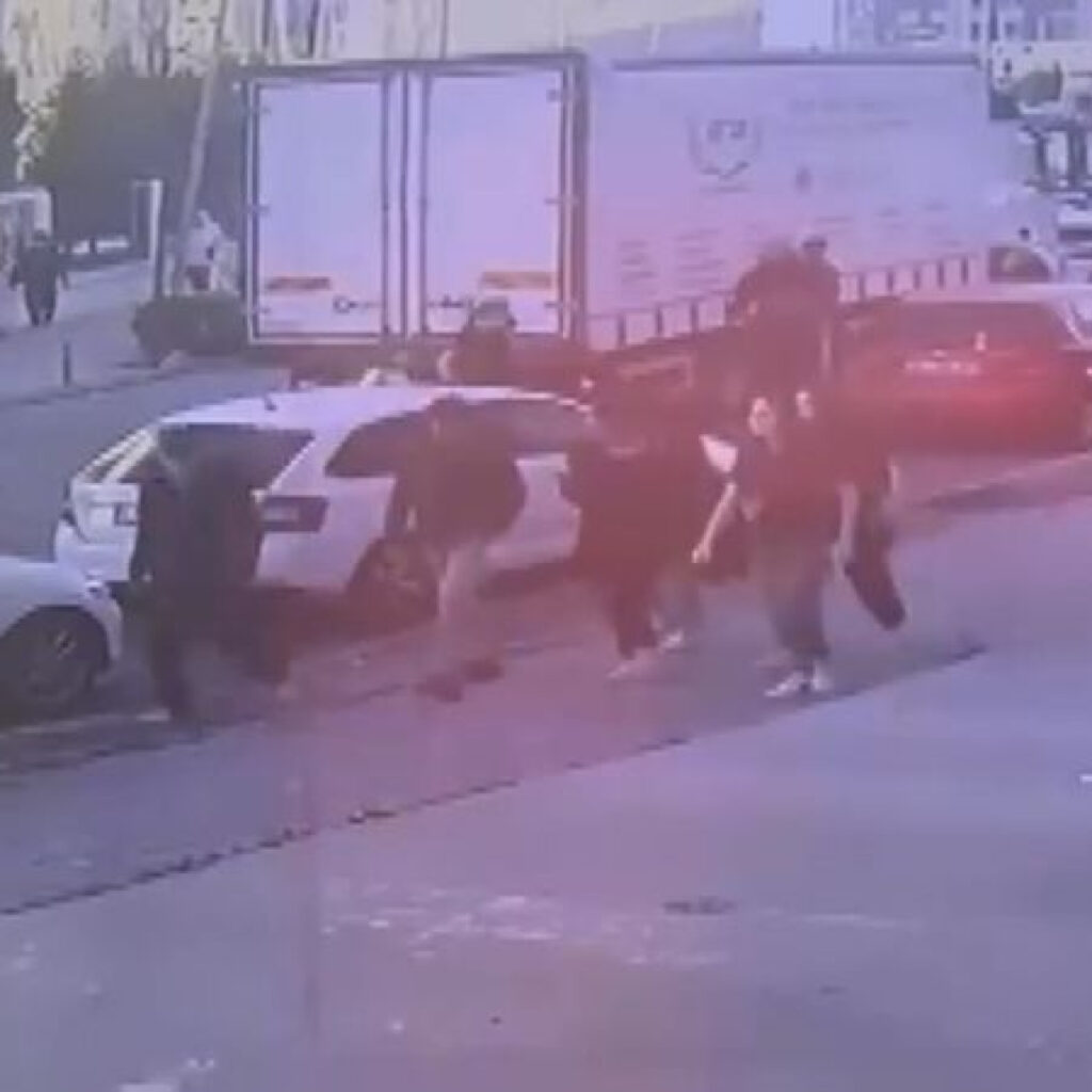 Beylikdüzü’nde skuter yayalara çarpıp kaçtı!