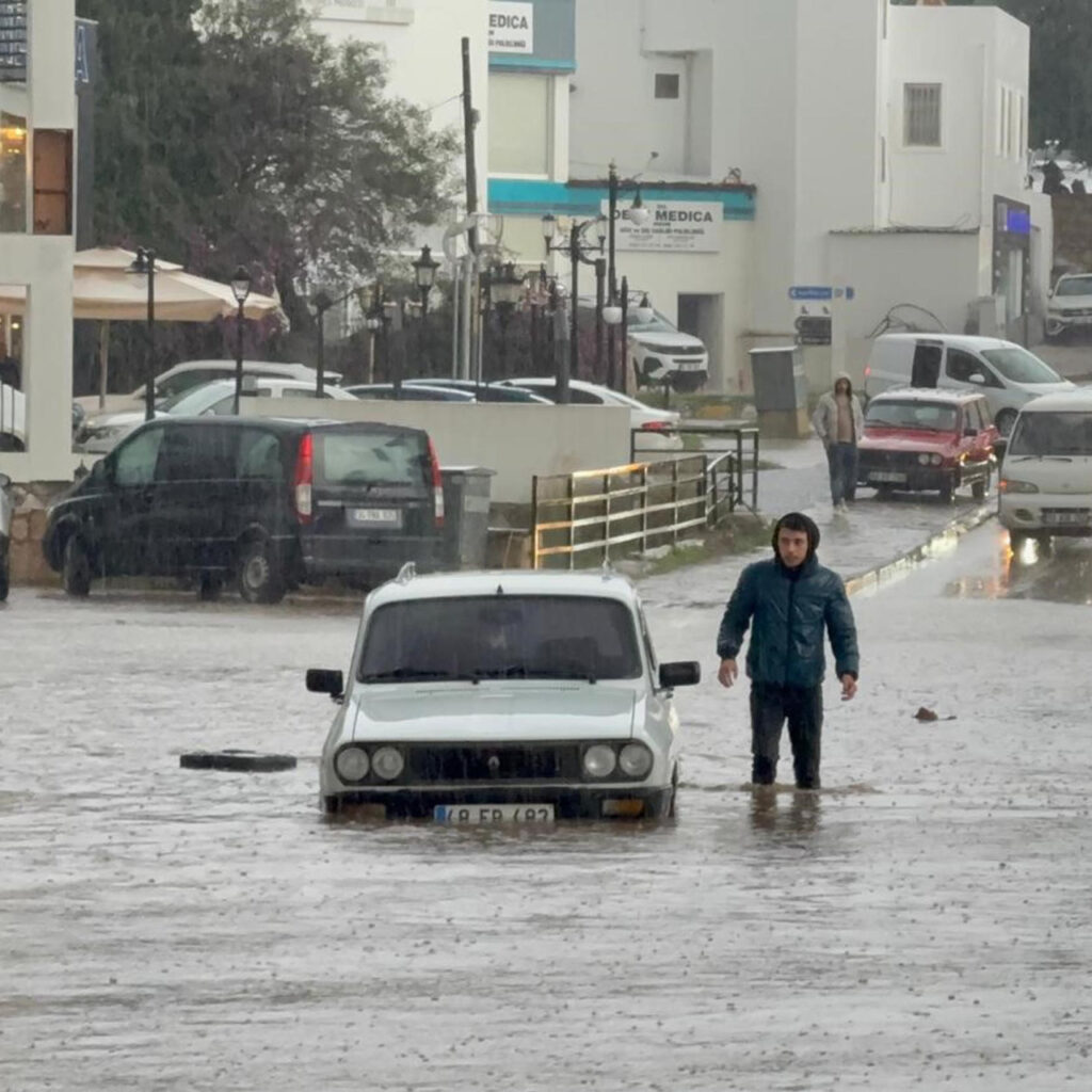 Bodrum’da sağanak esareti! Bir anda yağdı!