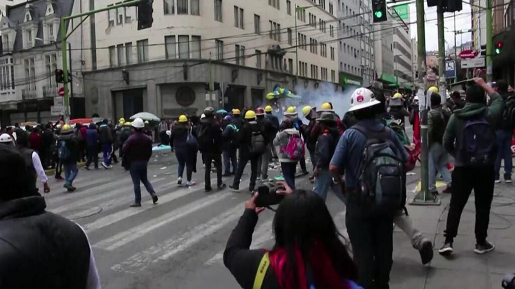 Bolivya’da zam kavgası: Halk birbirine girdi