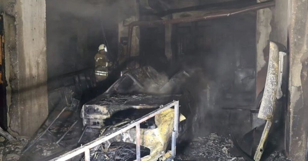 Boya kaporta dükkanı yandı; 4 araç küle döndü