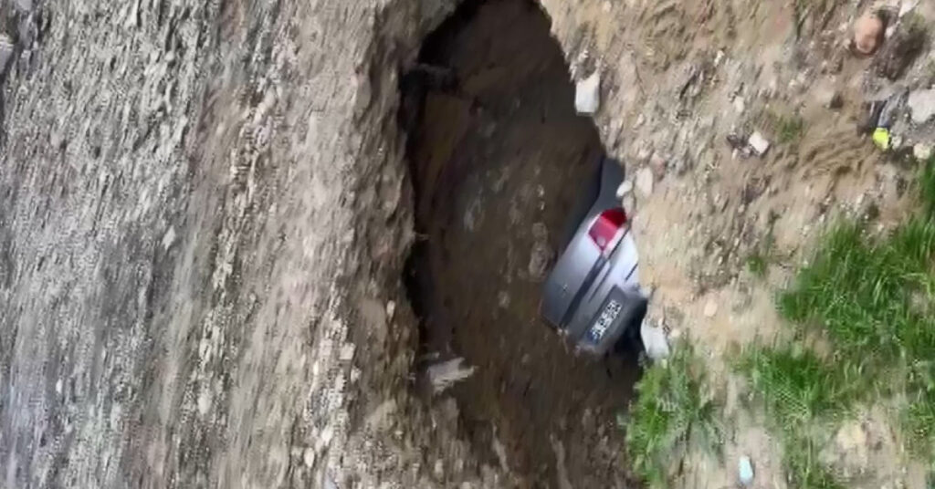 Esenyurt’ta obruk! Park halindeki araç düştü!