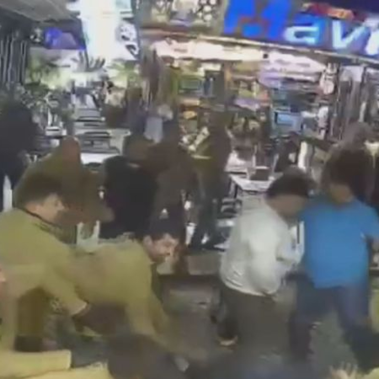 Esnaflar birbirine girdi: 2 gözaltı