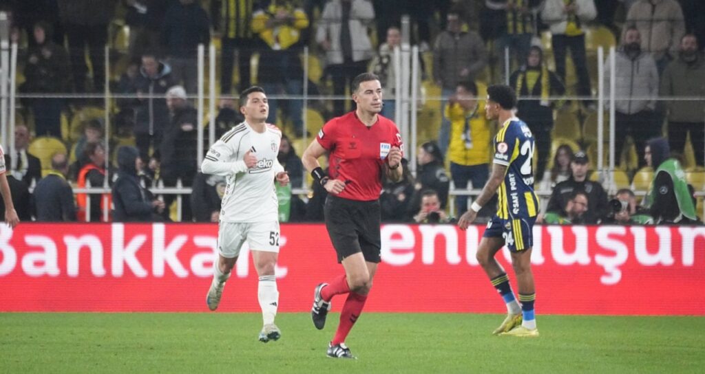 Fenerbahçe-Beşiktaş derbisinde VAR uyarısı sonrası penaltı kararı