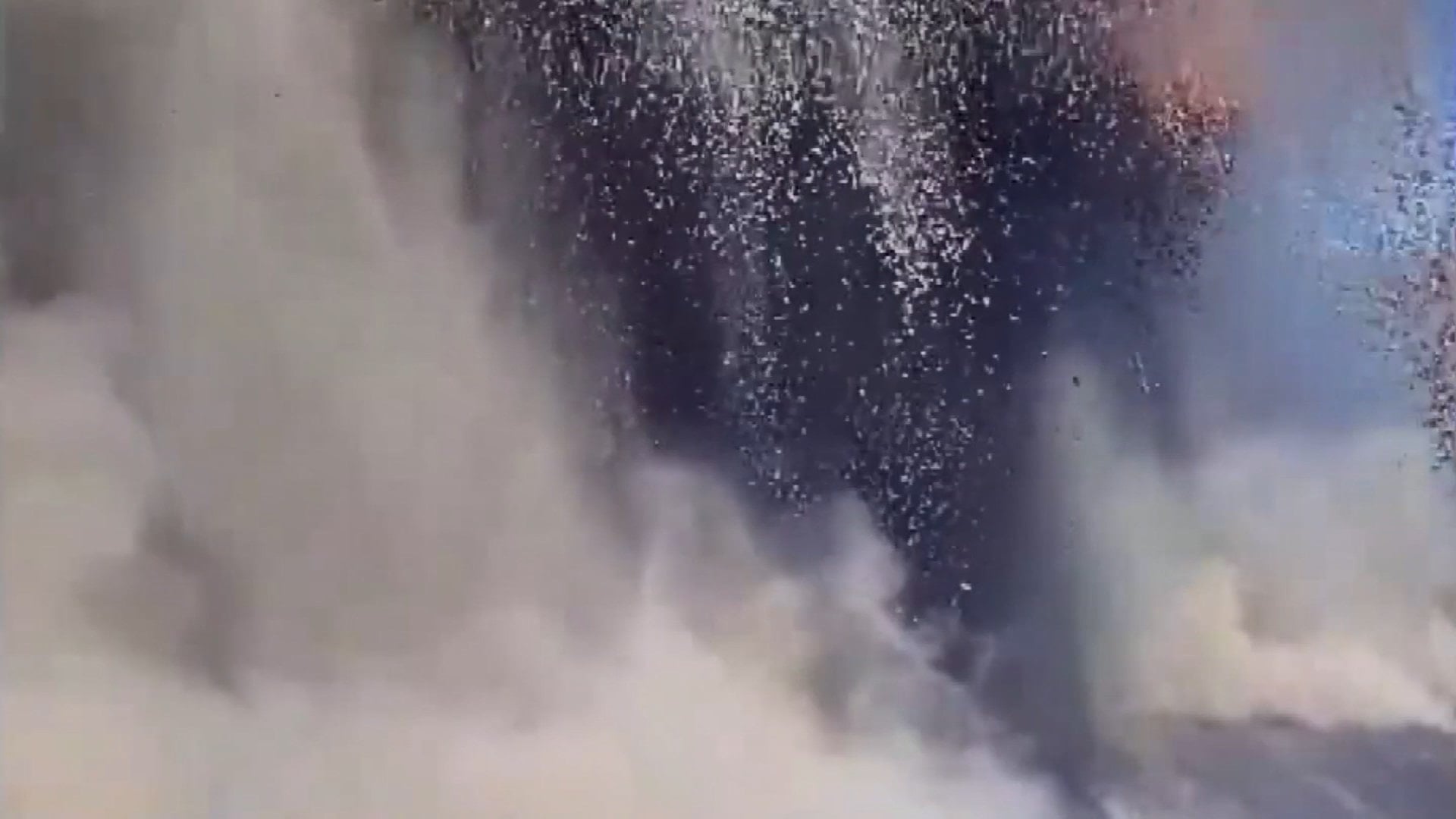 Gece boyu lav fışkırdı, yetkililer ‘zehirli gaz’ anonsu yaptı