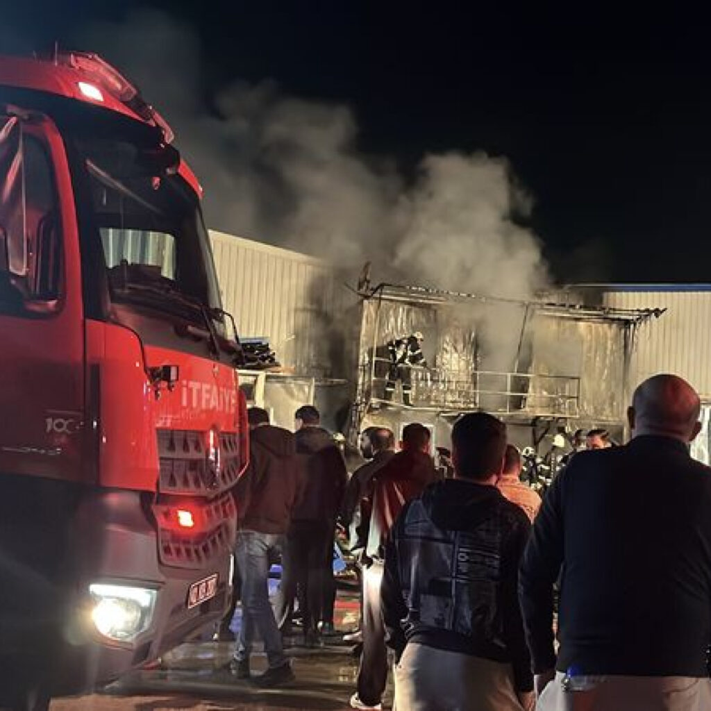 Geri dönüşüm deposunda yangın