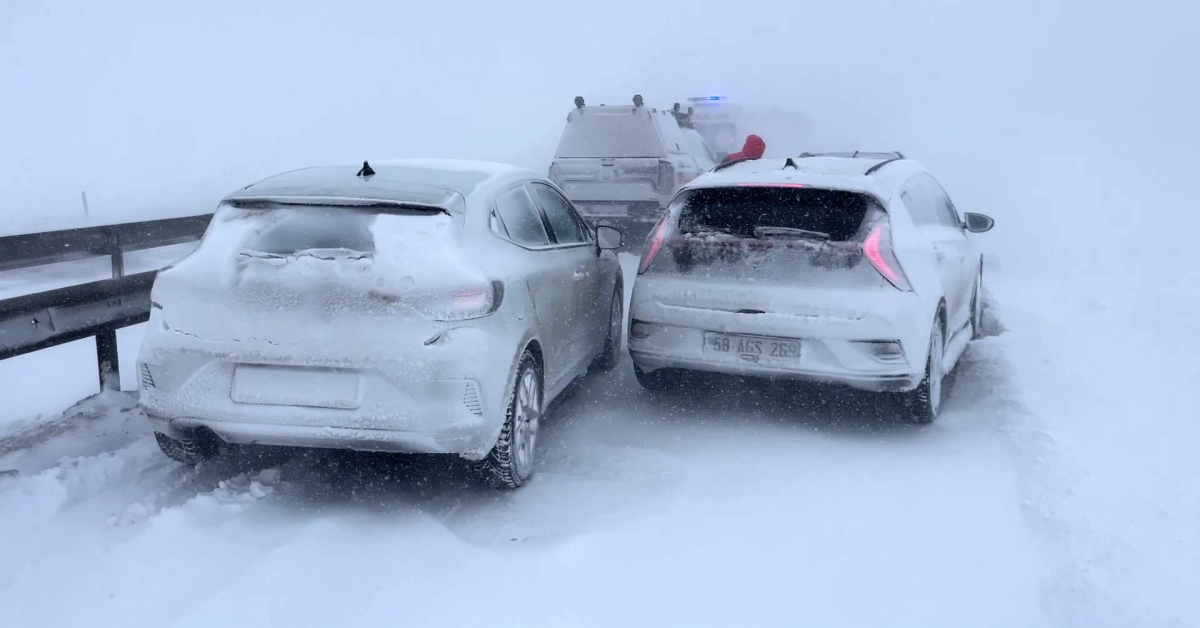 Göz gözü görmüyor! Sivas-Kayseri yolu kapandı!