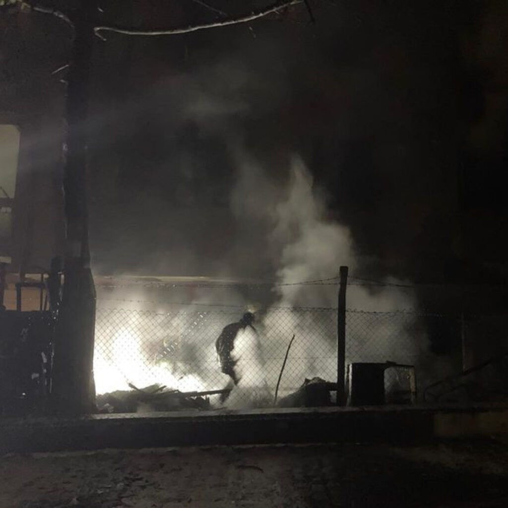 Hurdalık alandaki yangın apartmana sıçradı