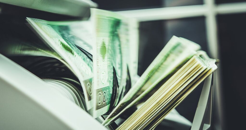 İki ülkede paralar resmen değişiyor