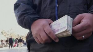 İran’da ekonomik alarm: Riyal çöktü, Tahran karıştı!