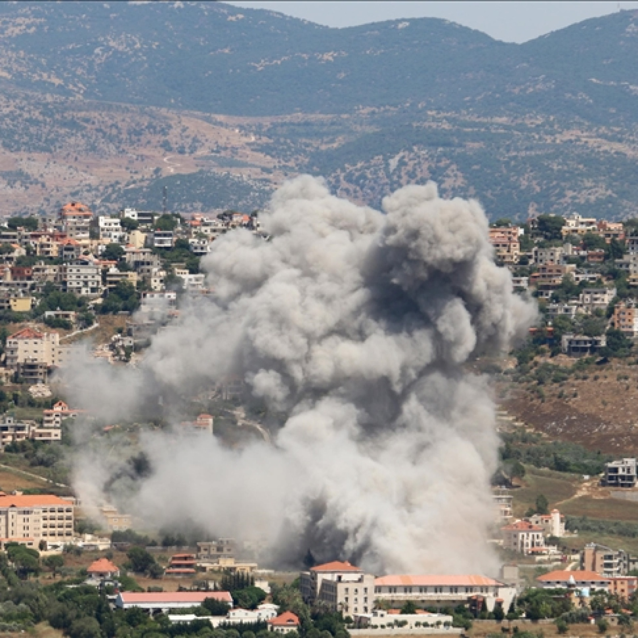 İsrail, Lübnan’ı vurdu