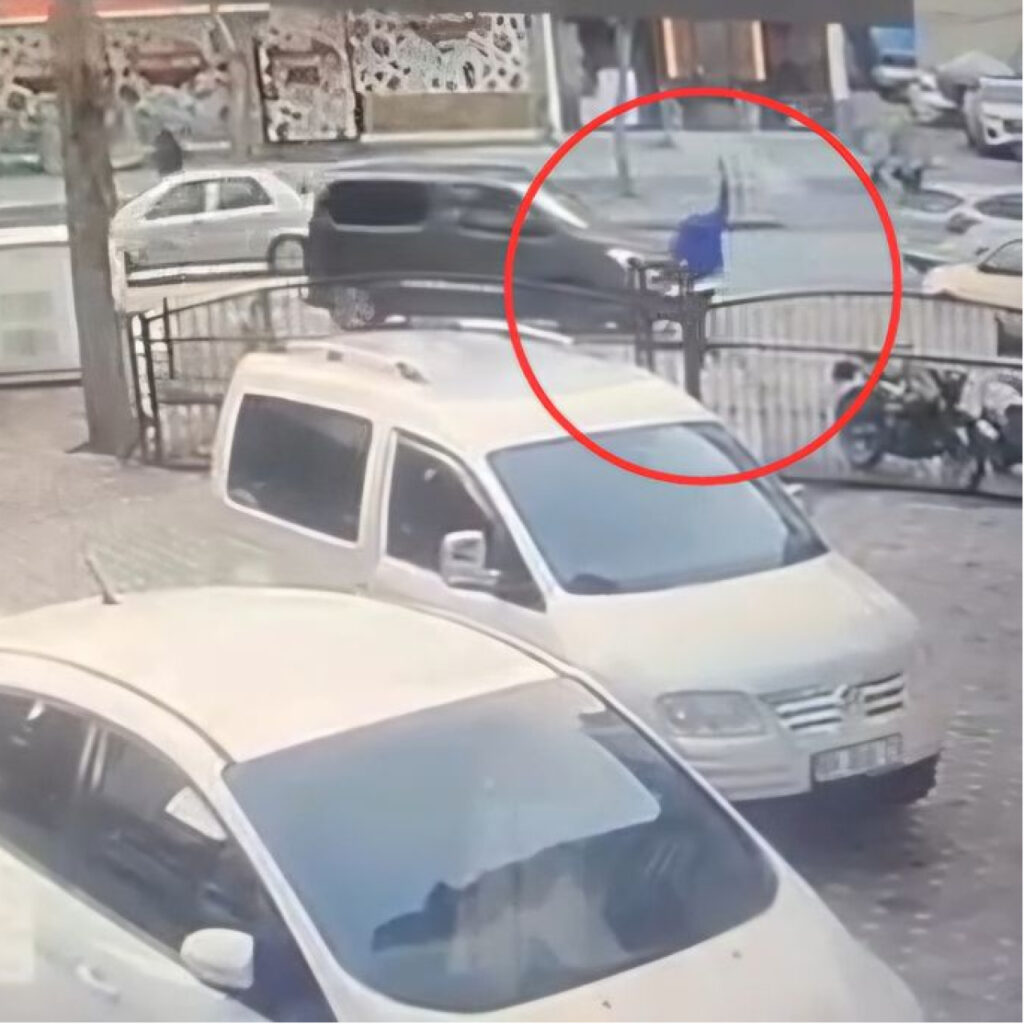 Kaldırımda yürürken tabancayla rastgele ateş açtı