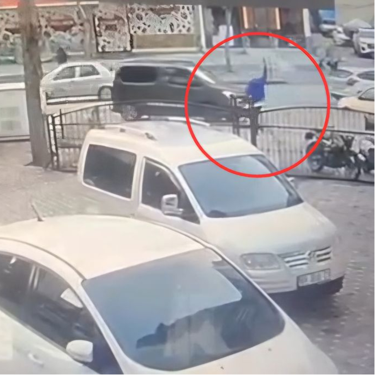 Kaldırımda yürürken tabancayla rastgele ateş açtı