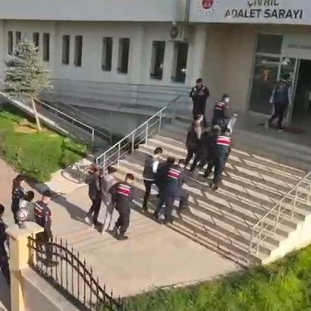 Kataloglu dolandırıcılar kıskıvrak