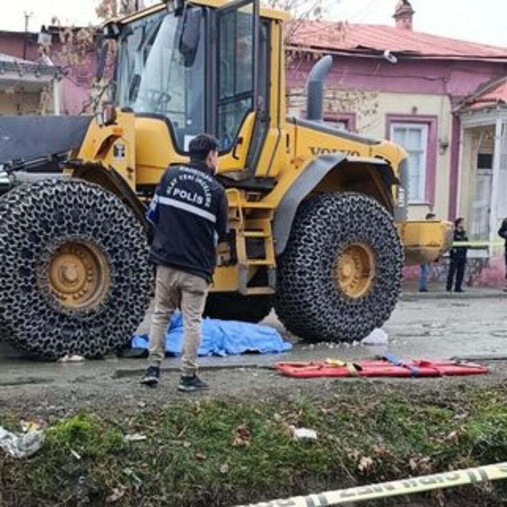Kepçe altında kalan emekli imam öldü