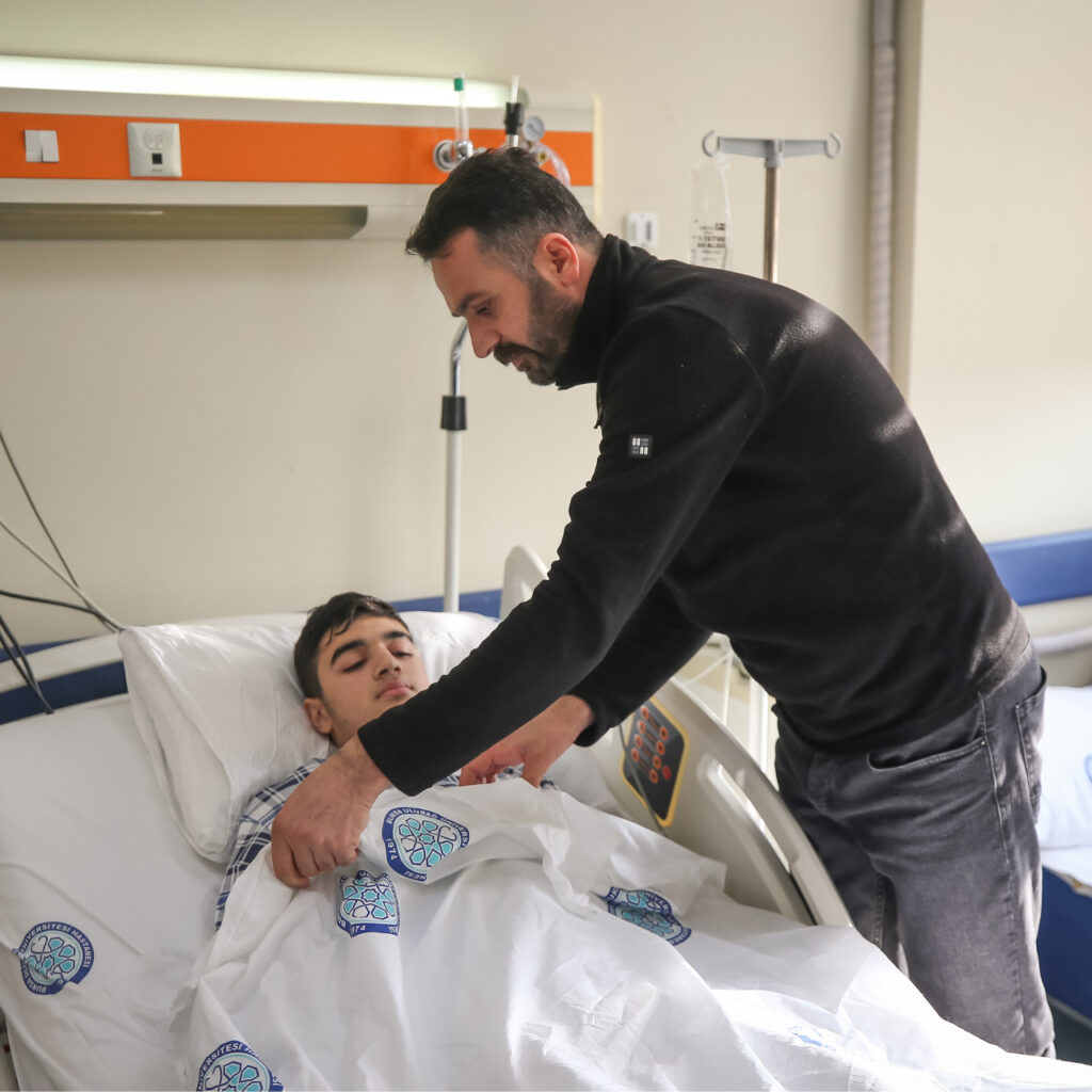 Mantardan zehirlenip entübe edildi! Babasının karaciğeri kurtardı