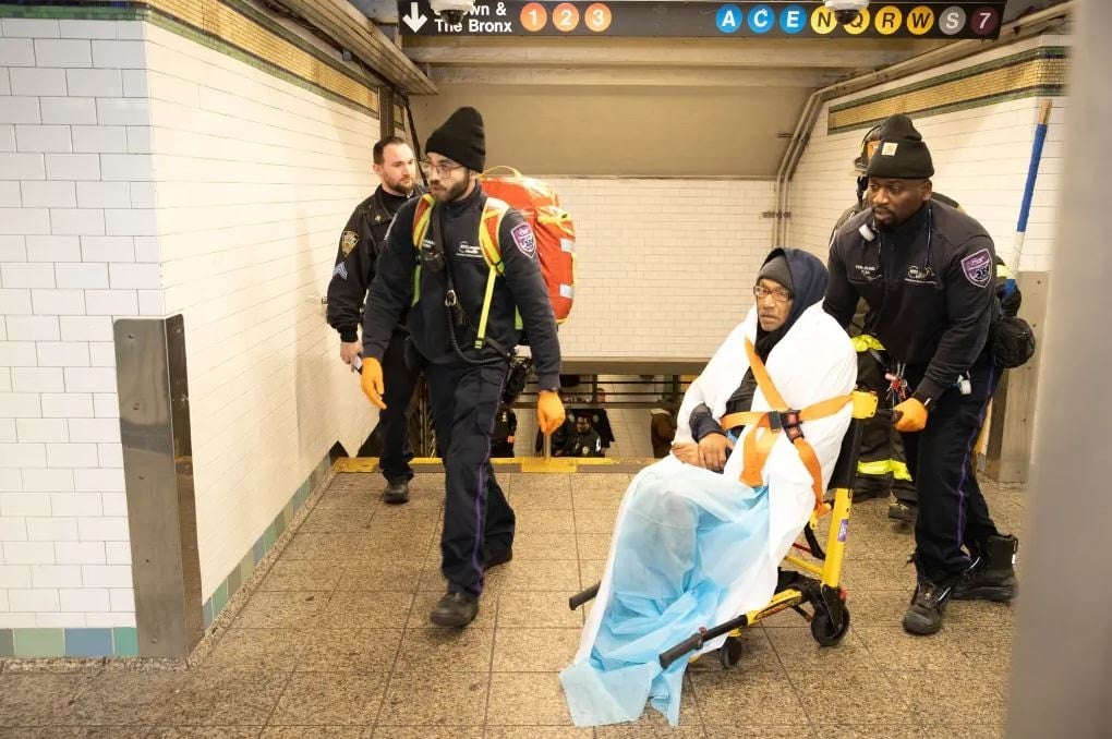 Metroda korkunç saldırdı! Uyuyan yolcuyu ateşe verdi!