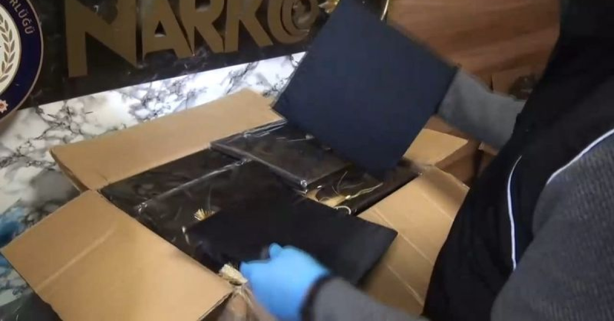 Mezuniyet keplerine gizlediler!