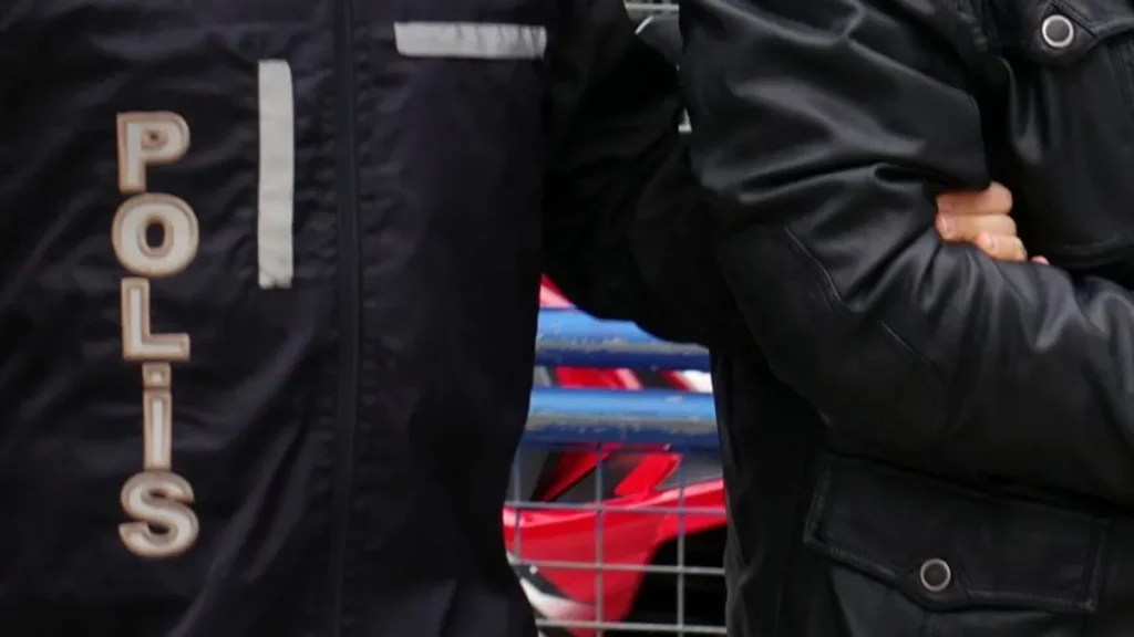 Polis ve savcı rolüyle vurgun yapan 25 dolandırıcı tutuklandı