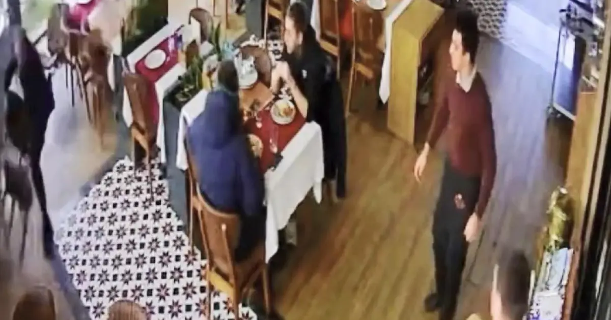 Sanatçı Cahit Berkay’ın kullandığı otomobil restorana girdi. Garson yaralandı