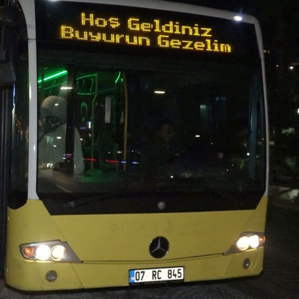 Satın aldığı eski İETT otobüsüyle ailesini gezdiriyor