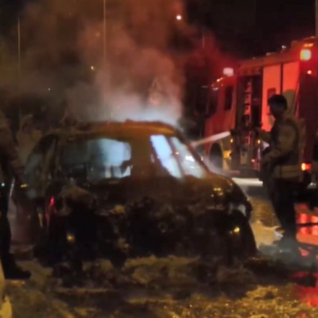 Seyir halindeki otomobil alev alev yandı