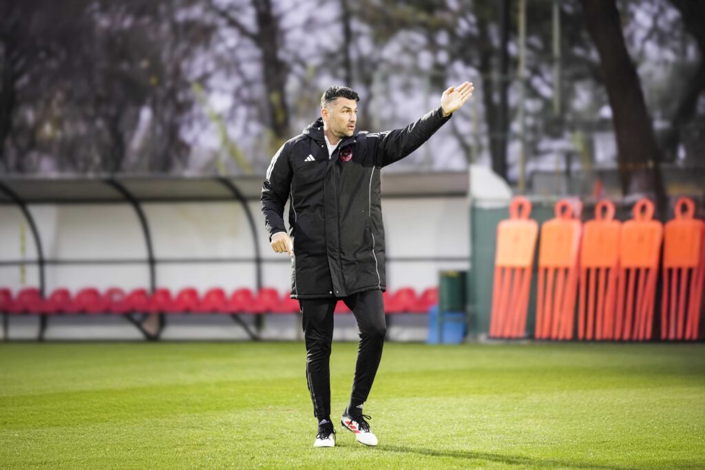 Süper Lig ekibinde flaş istifa! Şehirden ayrıldı