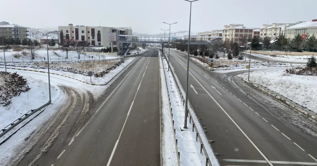 Ulaşıma yoğun kar engeli. Gerede-Karabük yolu trafiğe kapatıldı