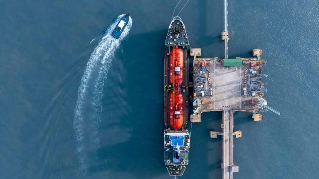 ‘Yasak’ petrolü kabul edecek liman arayışı krize yol açtı: Günlük kazanç 130 bin dolara çıktı