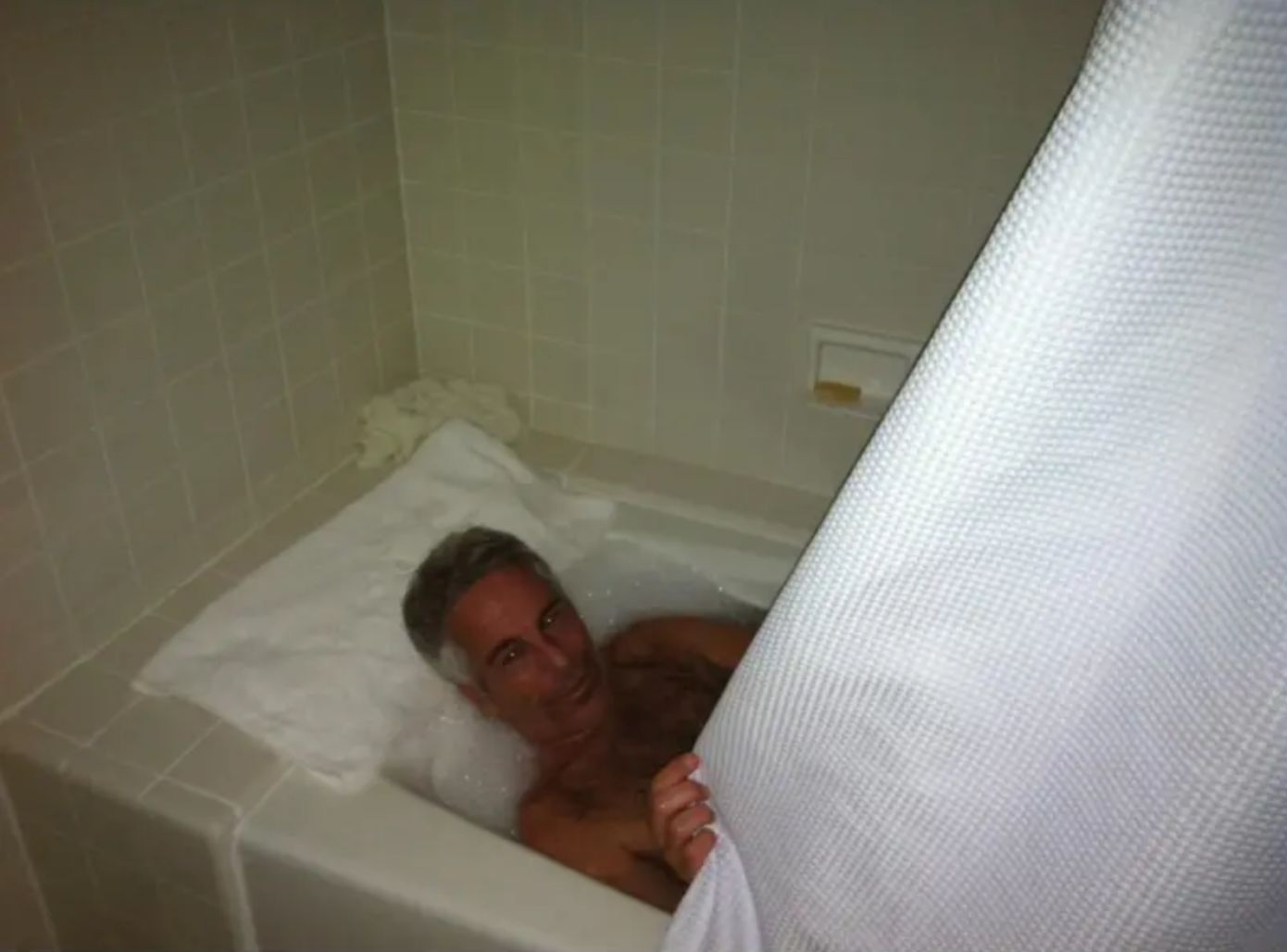 Yeni Epstein dosyalarından Trump kondomları çıktı