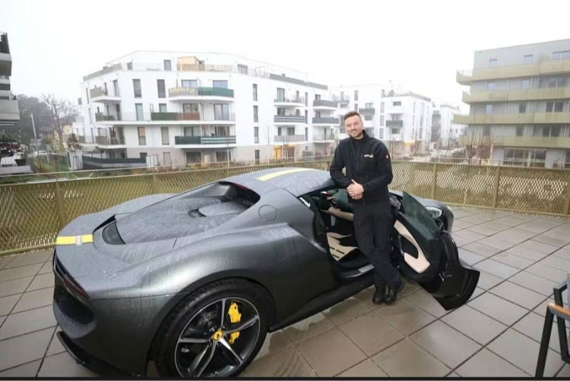 Yer bulamayınca 15 milyonluk Ferrari’sini balkona park etti
