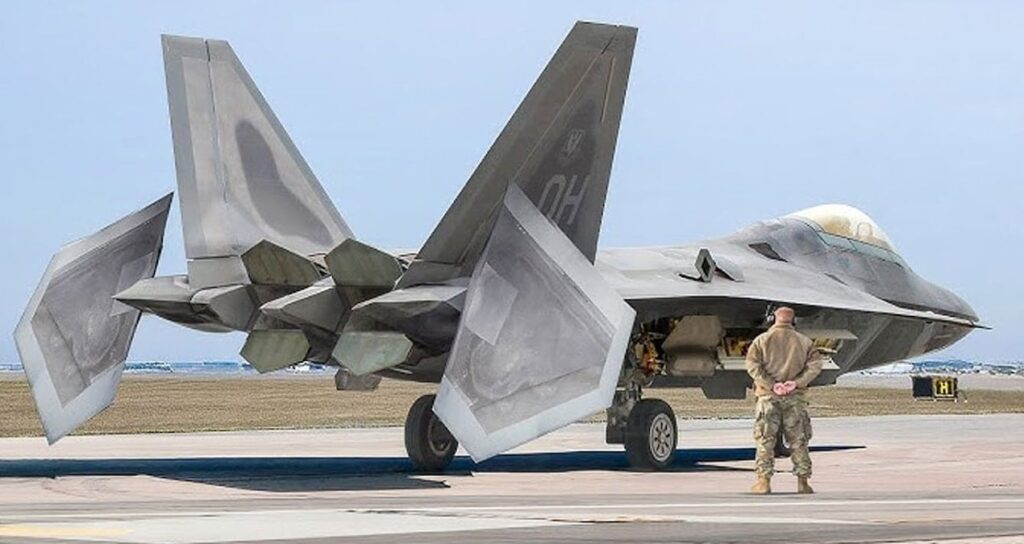 Yirmi yıldır dünyanın en pahalı savaş uçağı: Yanına yaklaşabilen yok