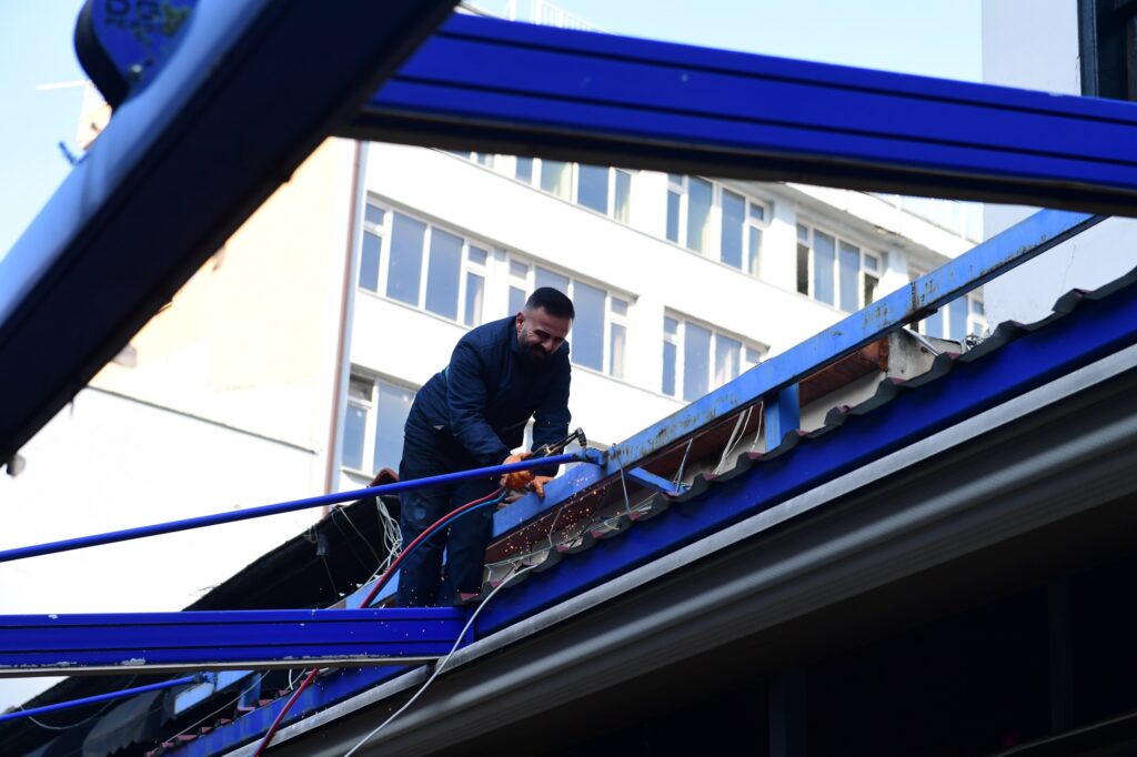 Arap Şükrü sokağında kaçak eklenti yıkımında metal çatının kesilmesi sırasında çalışan işçi