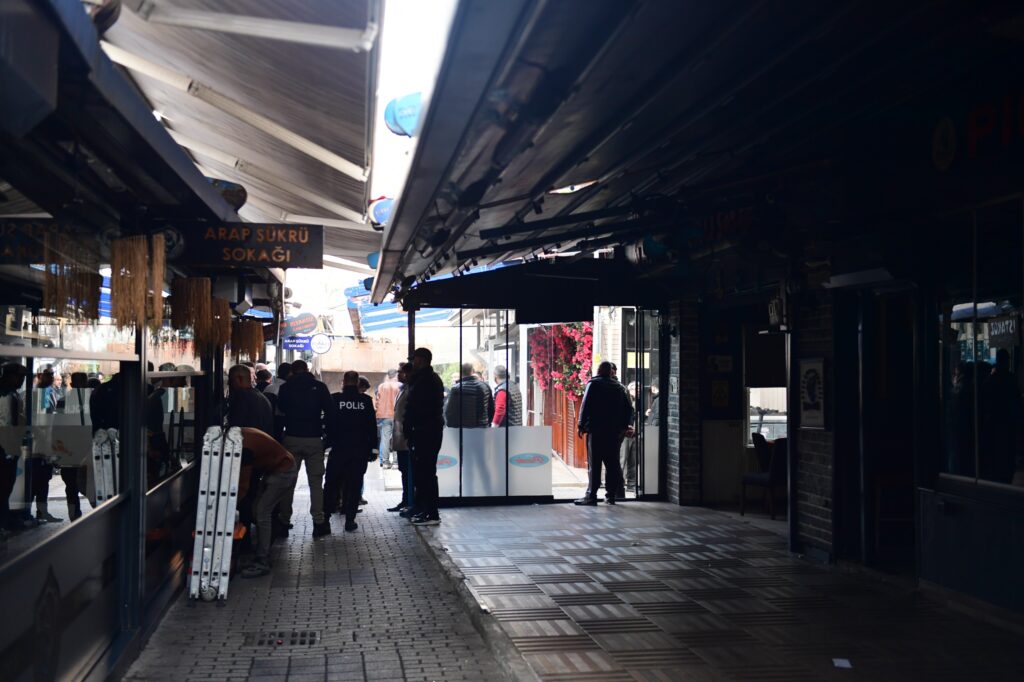 Arap Şükrü sokağında kaçak eklentilerin sökümü sırasında belediye ve polis ekiplerinin güvenlik önlemi aldığı an