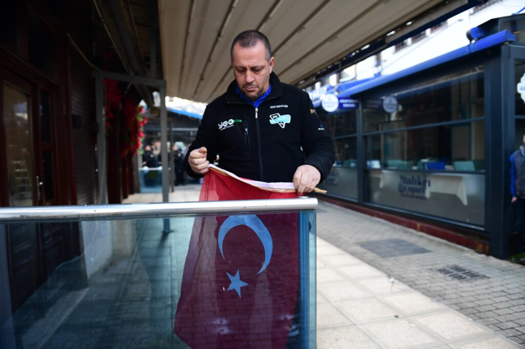 Arap Şükrü sokağında yıkım çalışmaları öncesi belediye görevlisinin türk bayrağını özenle kaldırdığı an
