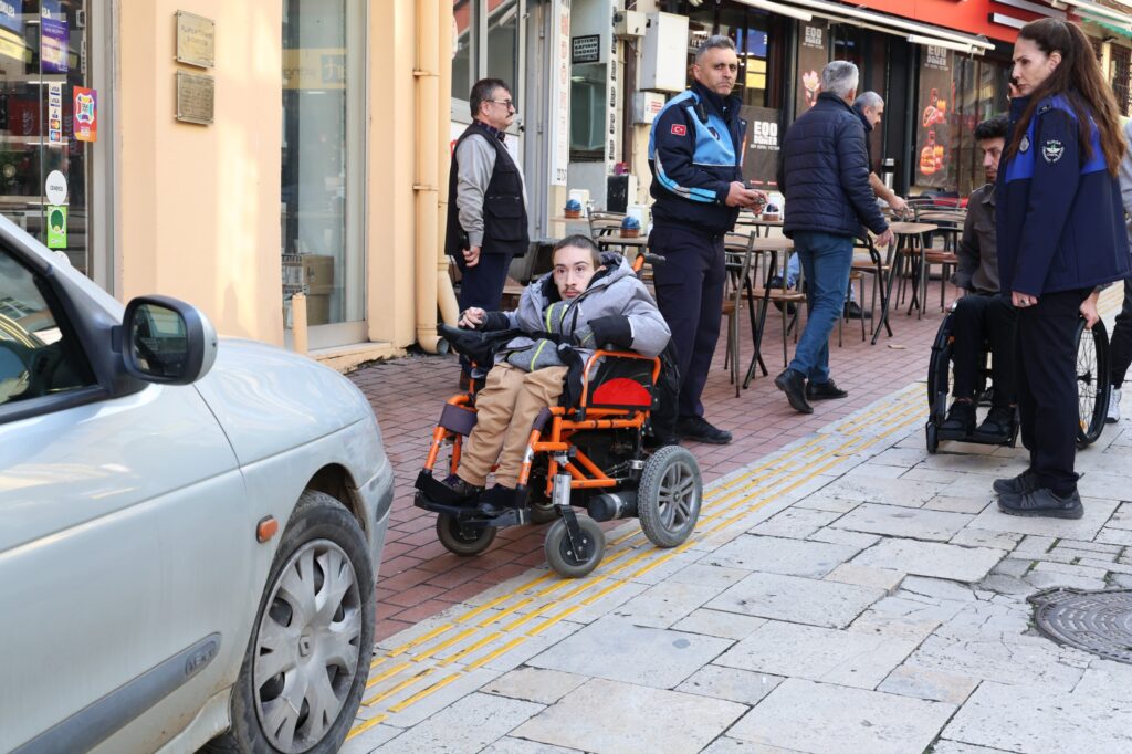 Osmangazide engelli yolunu kapatan araç nedeniyle tekerlekli sandalyedeki bireyin yaşadığı zorluk ve zabıta denetimi