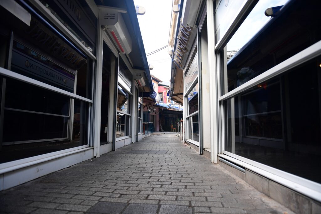 Kaçak eklentilerin kaldırılmasının ardından arap Şükrü sokağında yaya geçişinin tamamen açıldığı ve kamusal alanın yeniden düzenlendiği görülüyor