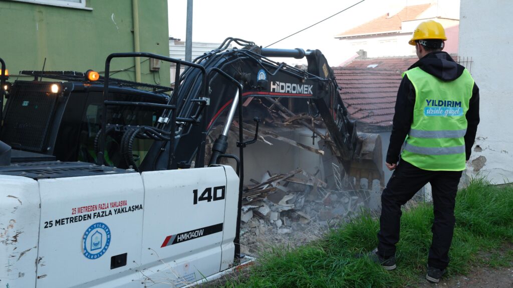 Metruk binanın çatısı ve taşıyıcı sistemleri tamamen çökertilirken ortaya çıkan hasar havadan görüntülendi