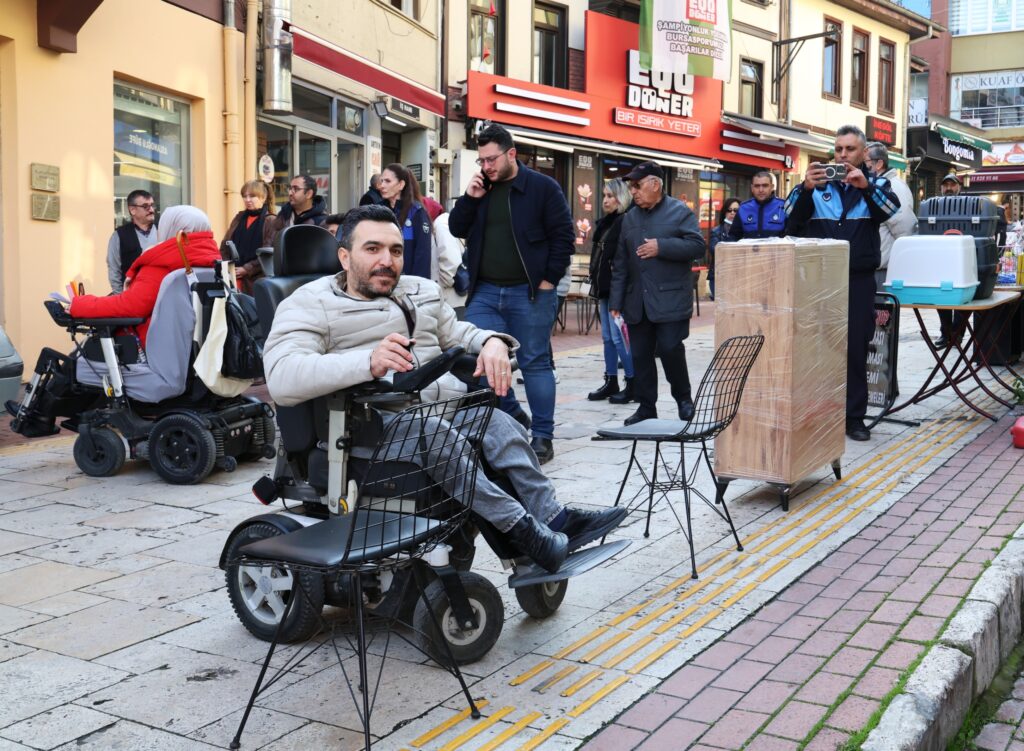 Osmangazide engelli bireyin tekerlekli sandalye ile yaya yolunda ilerlediği zabıta denetimi çalışması