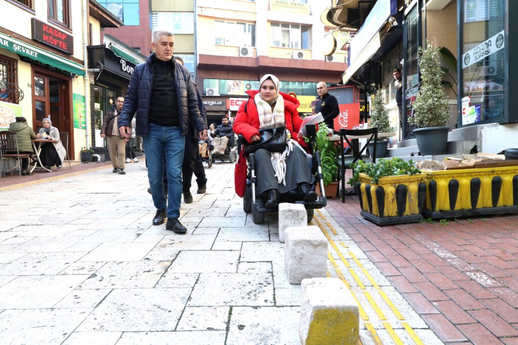 Osmangazide yapılan denetim sırasında engelli yolundaki beton engeller nedeniyle tekerlekli sandalyedeki engelli bireyin kaldırımda ilerlemekte zorlandığı anlar kaydedildi